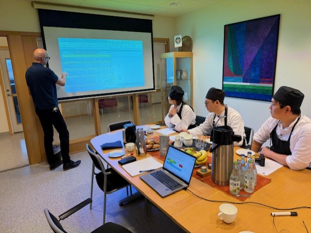 Japan - Darko presenterar svensk skola.jpg